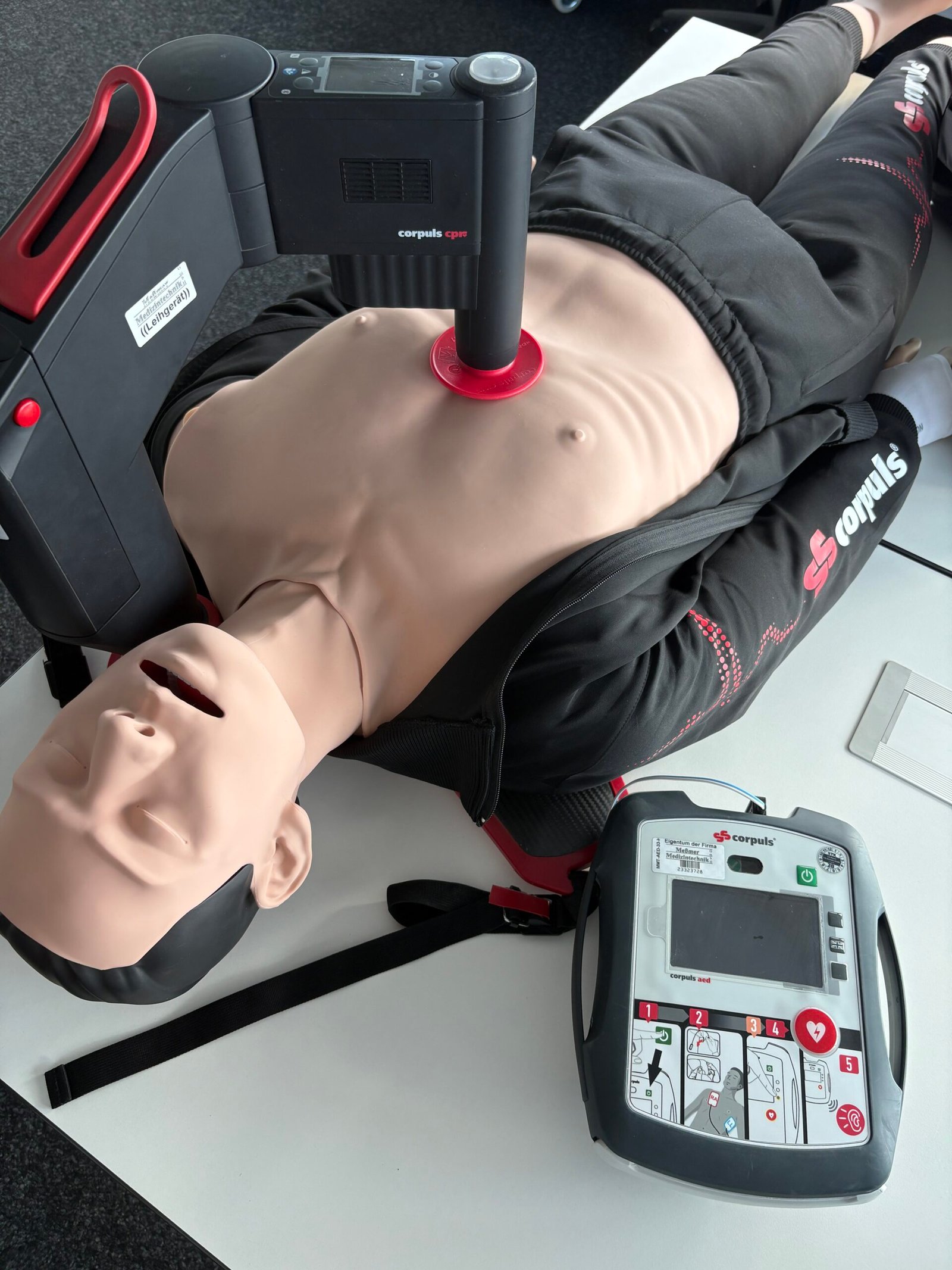 Realitätsnahes AED-Training mit Geräten von corpuls bei FLRescue
